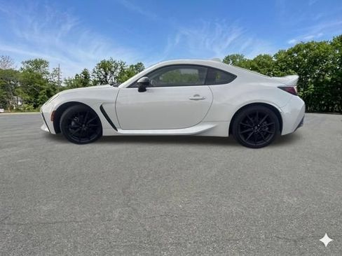 Used 2022 Toyota GR86 Premium w/ ALL Weather Mat Package (TMS) RWD image 9