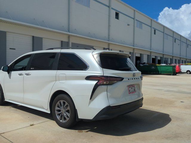 Used 2024 Toyota Sienna XLE FWD image 7