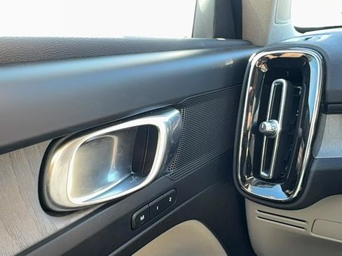 Used 2023 Volvo XC40 B4 Plus image 18