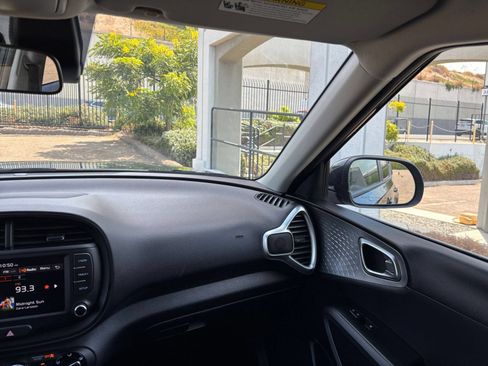 Used 2025 Kia Soul LX w/ LX Technology Package FWD image 33