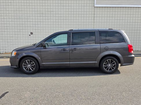 Used 2017 Dodge Grand Caravan SXT FWD image 4