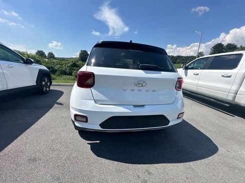 Used 2022 Hyundai Venue Limited FWD image 16
