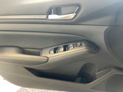 Used 2025 Nissan Altima 2.5 SV image 13