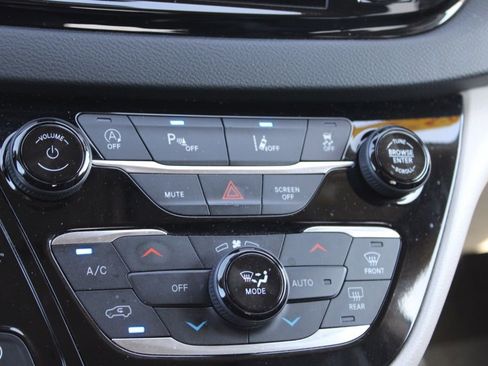 Used 2023 Chrysler Pacifica Touring-L image 40