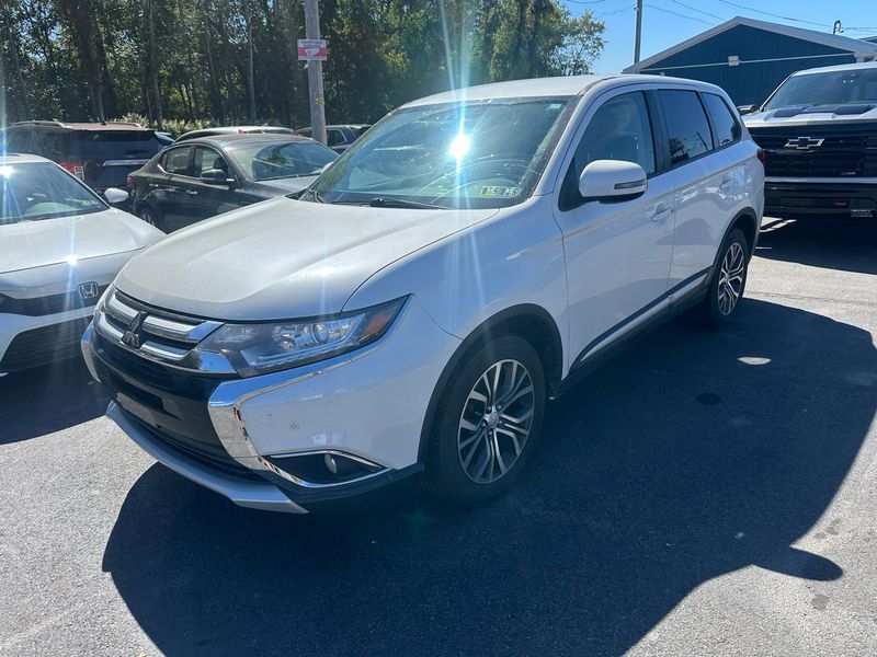 Used 2018 Mitsubishi Outlander SEL image 1