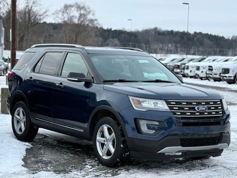 Used 2017 Ford Explorer XLT image 30