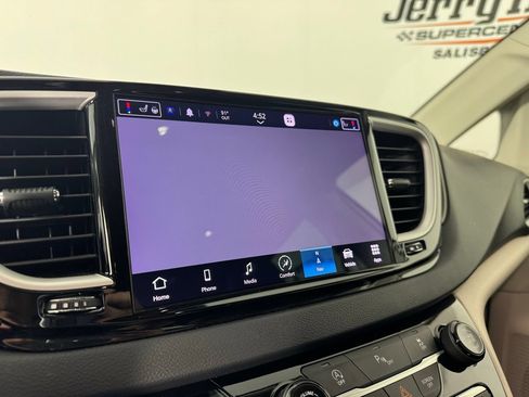 Used 2023 Chrysler Voyager LX FWD image 21