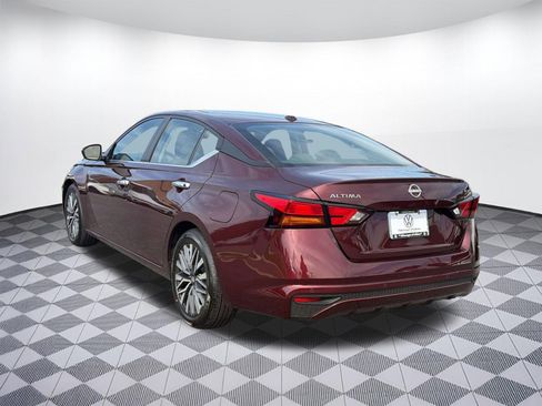 Used 2024 Nissan Altima 2.5 SV FWD image 3