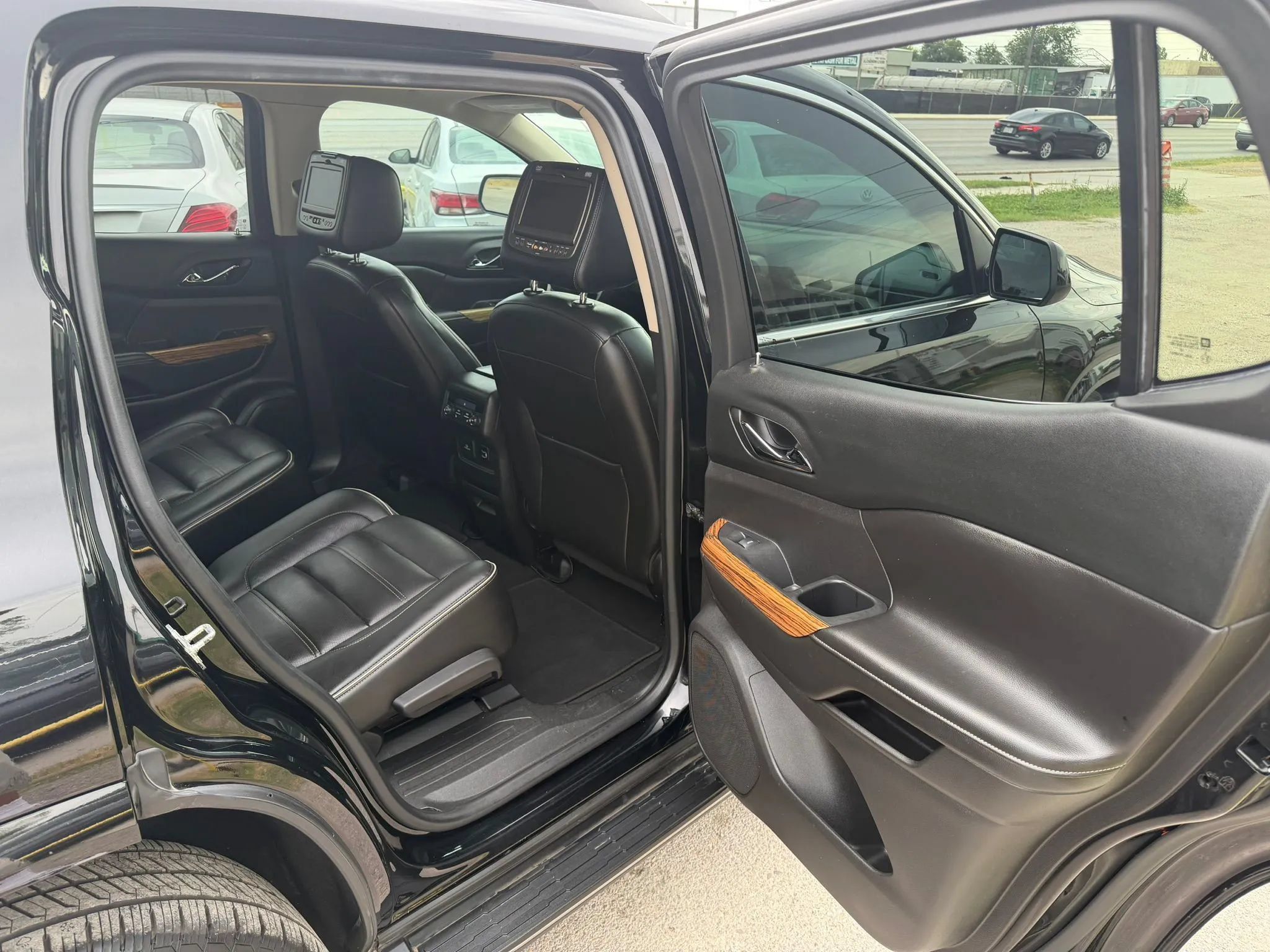 Used 2017 GMC Acadia Denali w/ Technology Package AWD/4WD image 7