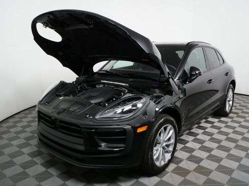 Certified 2025 Porsche Macan AWD image 34