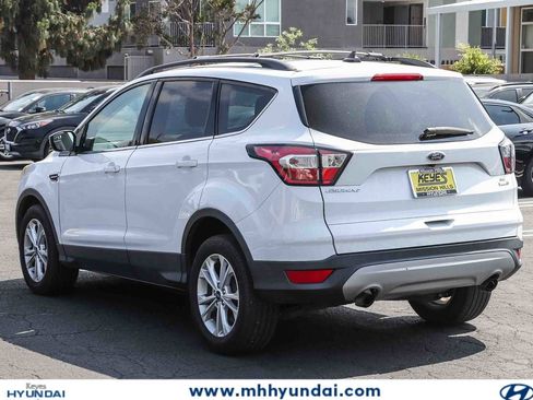 Used 2018 Ford Escape SE w/ SE Sync 3 Package AWD/4WD image 2