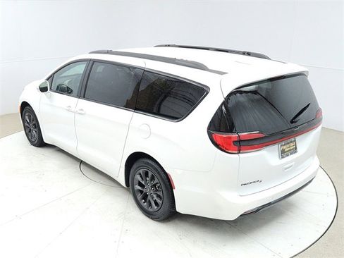 Used 2021 Chrysler Pacifica Touring w/ S Appearance Package image 17