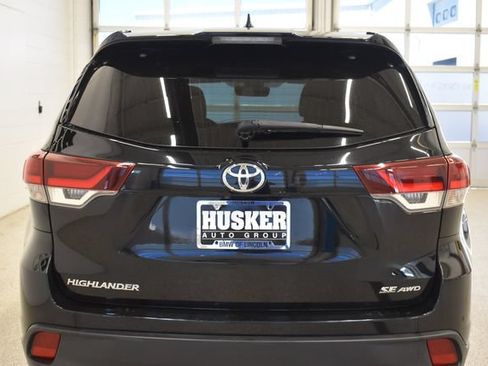Used 2019 Toyota Highlander SE AWD/4WD image 11