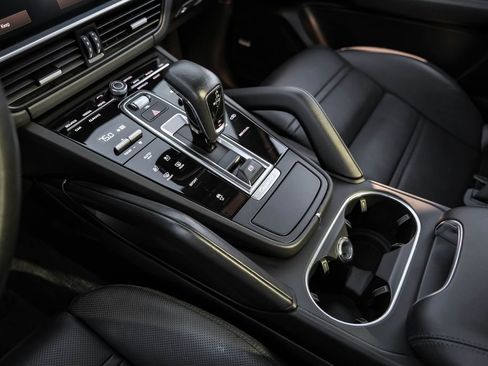 Used 2022 Porsche Cayenne AWD/4WD image 23