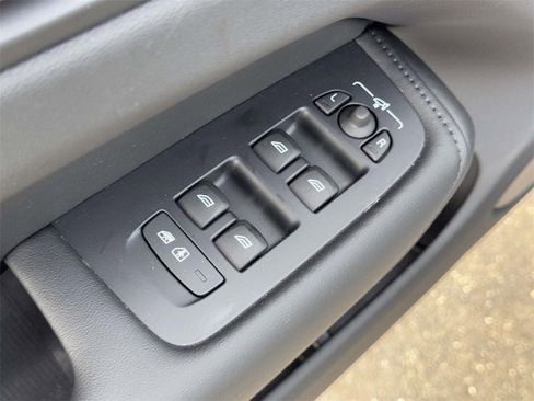 Certified 2025 Volvo XC60 B5 Plus image 15