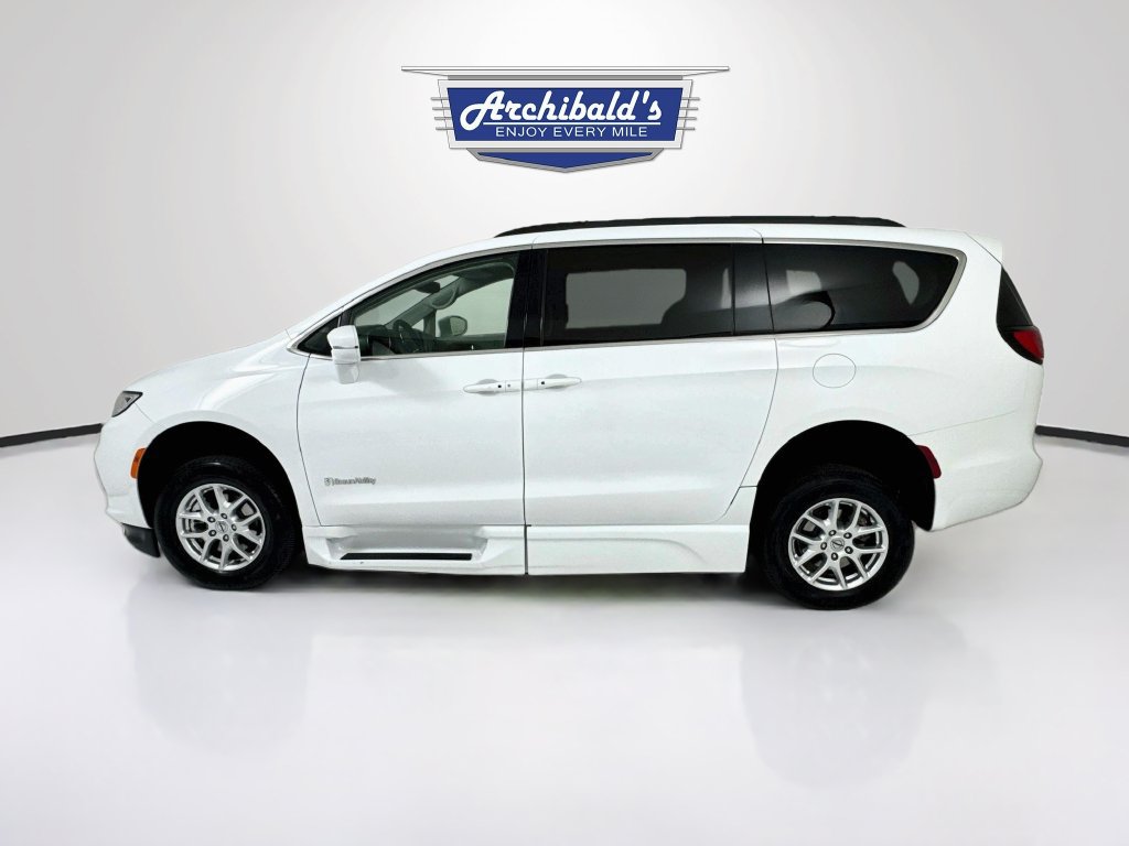 Used 2022 Chrysler Pacifica Touring-L FWD image 5
