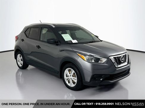 Used 2019 Nissan Kicks S FWD image 3