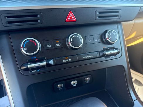 Used 2023 Kia Carnival LX image 18