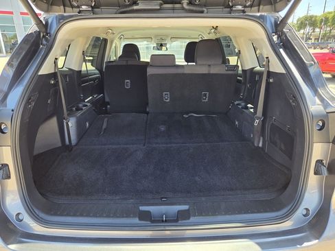 Used 2025 Toyota Highlander LE FWD image 30