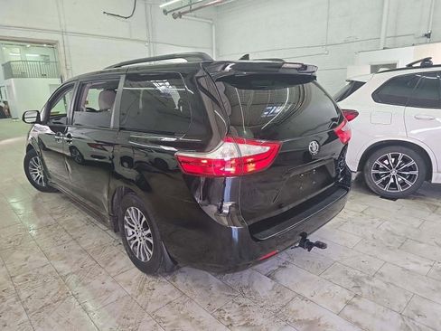 Used 2019 Toyota Sienna XLE image 2