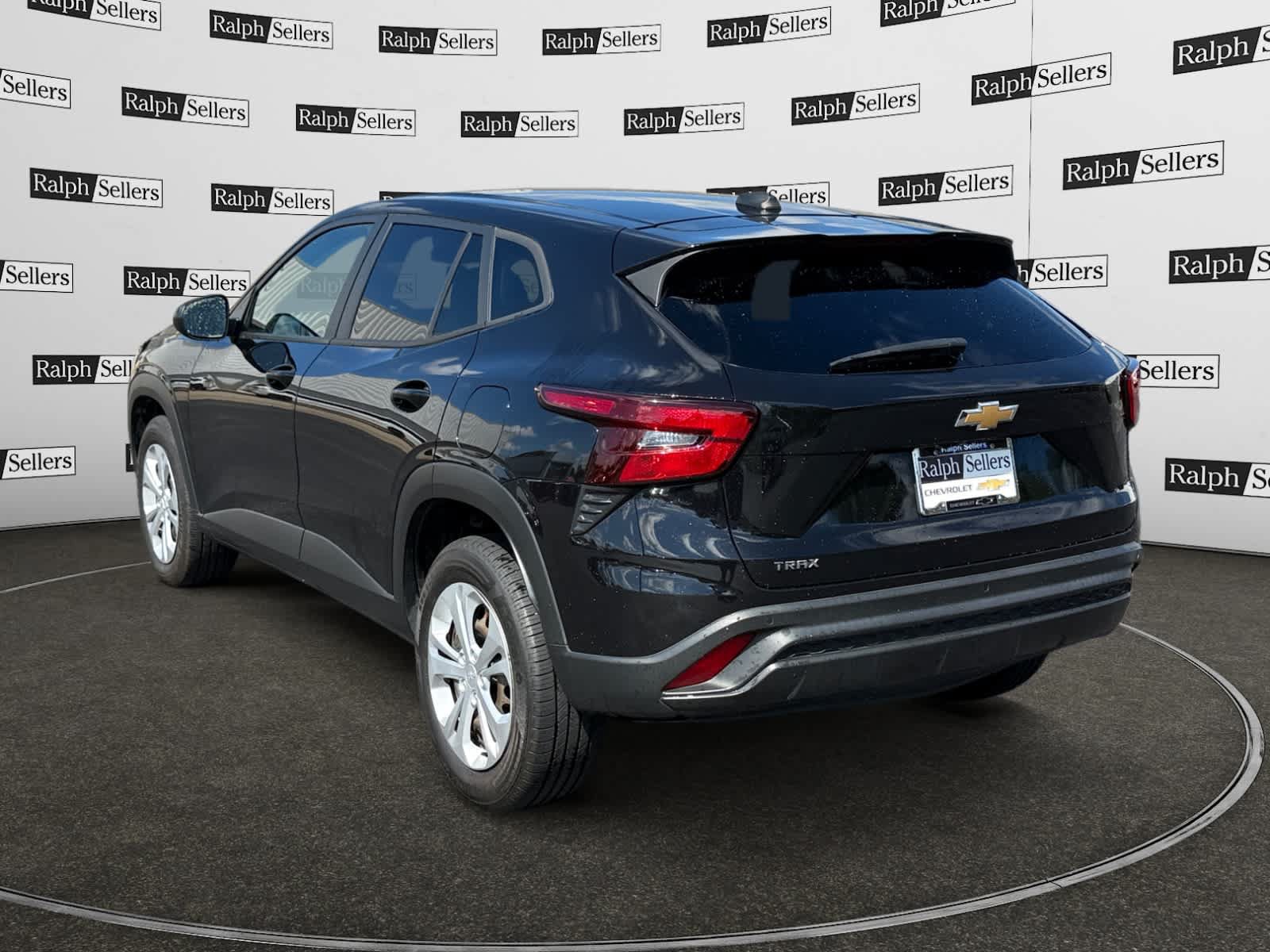 Used 2024 Chevrolet Trax LS w/ Driver Confidence Package FWD image 4