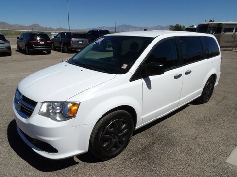 Used 2019 Dodge Grand Caravan SE FWD image 4
