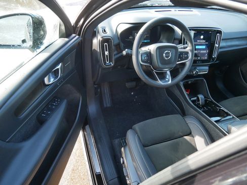 Certified 2023 Volvo XC40 Recharge Ultimate image 10