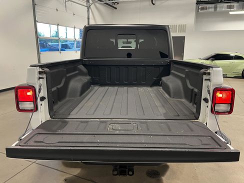 Used 2023 Jeep Gladiator Willys AWD/4WD image 29