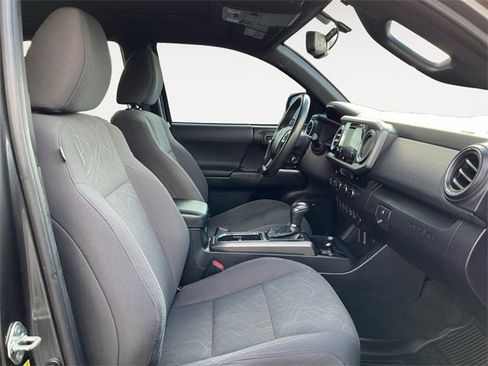 Used 2017 Toyota Tacoma TRD Sport image 11