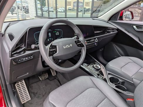 Used 2024 Kia Niro SX Touring image 13