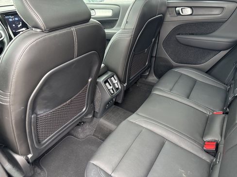 Used 2021 Volvo XC40 T5 Momentum w/ Premium Package image 32