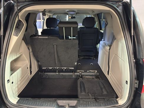 Used 2016 Chrysler Town & Country Touring FWD image 30