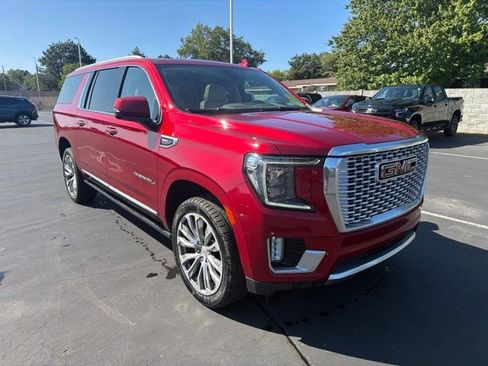 Used 2021 GMC Yukon XL Denali w/ Denali Premium Package AWD/4WD image 4