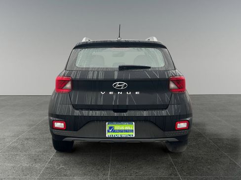 Certified 2025 Hyundai Venue SEL image 6