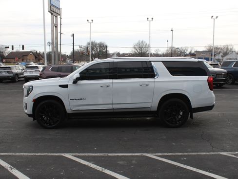 Used 2022 GMC Yukon XL SLT w/ SLT Luxury Package image 7