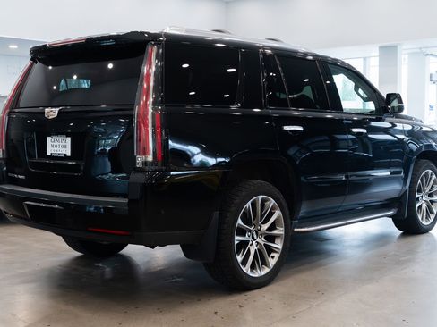 Used 2020 Cadillac Escalade Luxury w/ Escalade Sport Edition image 4