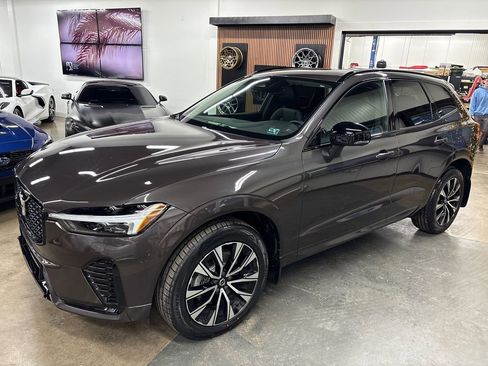 Used 2024 Volvo XC60 B5 Core w/ Climate Package image 3