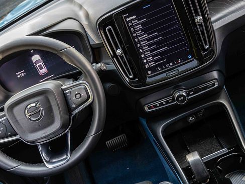 Used 2023 Volvo XC40 Recharge Plus w/ Protection Package Premier image 18