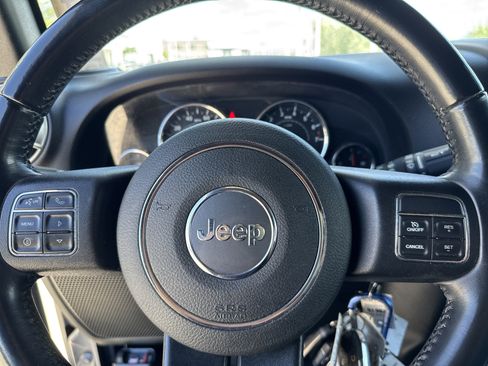 Used 2018 Jeep Wrangler Unlimited Rubicon w/ Connectivity Group AWD/4WD image 14