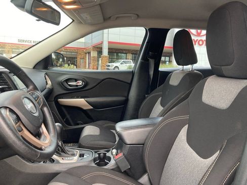 Used 2017 Jeep Cherokee Sport FWD image 10