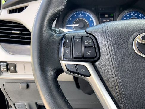 Used 2020 Toyota Sienna XLE image 23