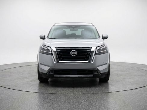 Used 2025 Nissan Pathfinder SV image 2