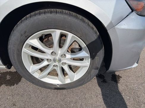 Used 2017 Chevrolet Malibu LT FWD image 2