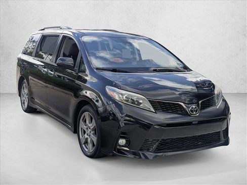Used 2018 Toyota Sienna SE image 3