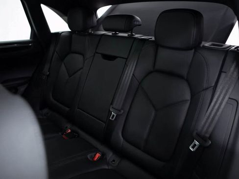 Certified 2025 Porsche Macan image 30