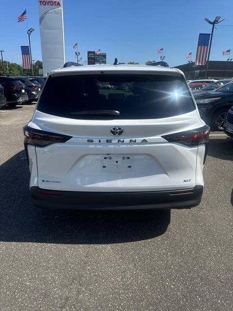 Used 2026 Toyota Sienna XLE AWD/4WD image 3