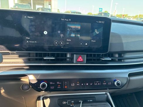 Used 2025 Kia Carnival FWD image 10