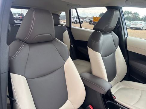 Used 2023 Toyota Corolla Cross XLE w/ Convenience Package image 17