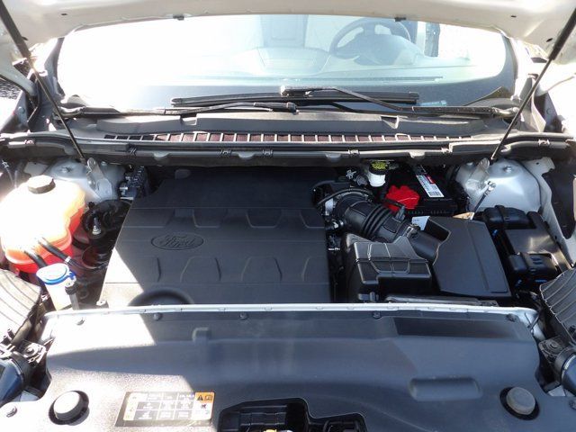 Used 2018 Ford Edge Titanium w/ Ford Safe & Smart Package FWD image 28