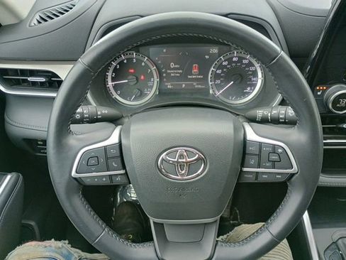 Used 2023 Toyota Highlander XLE AWD/4WD image 28